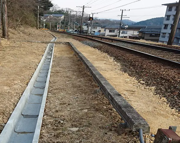 線路敷地内・線路脇への排水側溝の新設・敷設