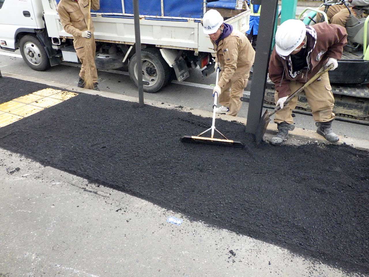 合材敷均し転圧状況